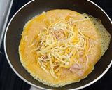 Foto del paso 3 de la receta: Tortilla francesa de atún, cebolleta fresca y queso