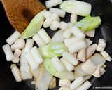 รูปขั้นตอนการทำที่ 4 ของ ต๊อกโบกีไก่และลูกชิ้นปลา (เส้นแป้งข้าวเจ้าผัดในซอสเกาหลี)