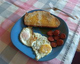 Foto del paso 3 de la receta: Huevos fritos con chorizo