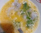Foto langkah ke 2 dari resep Omelet Udang Seledri.