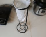 Foto del paso 2 de la receta: Café criollo colado en colador de tela