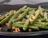 A picture of step 3 of Garlic green beans.