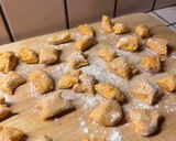 Foto del passaggio 2 della ricetta Gnocchi di patata dolce 🍠spadellati con porro