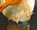 Foto del paso 1 de la receta: Sopa de cebolla con cerveza y crotones de parmesano, mostaza y tomillo