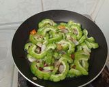 Foto langkah ke 3 dari resep Tumis pare / paria.