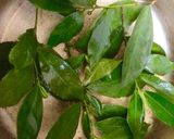 Hình bước làm 2 của món Cá mè kho lá chè xanh