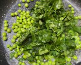 A picture of step 5 of Methi Matar Malai.