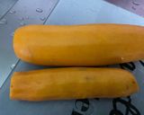 Une image de l'étape 2 de Courgettes jaunes au céleri, tomate,coriandre et épices.