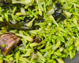 Foto langkah ke 4 dari resep Tumis Kangkung Bunga Pepaya.
