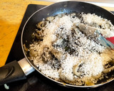Foto del paso 3 de la receta: Arroz negro con calamares y langostinos