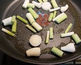 Foto del paso 1 de la receta: Timbal de champiñón con ajos tiernos y huevo
