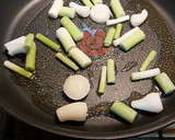 Foto del paso 1 de la receta: Timbal de champiñón con ajos tiernos y huevo