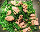 Hình bước làm 2 của món Thịt chiên thơm ngon “Cật heo xào bông hẹ