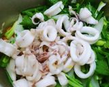 Hình bước làm 4 của món Mực xào cần tỏi