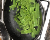 Foto del paso 3 de la receta: Judías verdes con patatas y cordero con ajos y vino