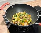 Foto del paso 4 de la receta: Sopa de noodles de arroz con setas y calabacín en Wok