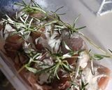 Foto langkah ke 2 dari resep Ayam panggang Rosemary.