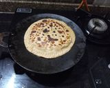 A picture of step 3 of Leftover upma paratha.