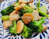 A picture of step 5 of Chinese-Style Stir-Fried Broccoli and Scallops.