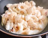 Hình bước làm 2 của món Mực Lá Xào Hành Tây