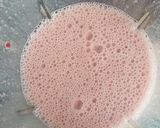 Foto langkah ke 2 dari resep Es Smoothies Strawberry Pisang popsicle.