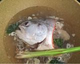 Foto langkah ke 3 dari resep Sop Kepala Ikan Salmon.