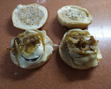 Foto del paso 4 de la receta: Hamburguesas de potro con crema de boletus y cebolla caramelizada