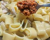 Foto del passaggio 3 della ricetta Calamarata di pesce spada con pesto di pomodori secchi