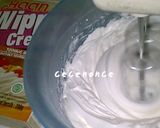 Foto langkah ke 8 dari resep Simple Birthday Cake.