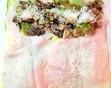 Foto del paso 3 de la receta: 😍Rollo de calabacín relleno de pavo champiñones, y queso