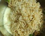 A picture of step 3 of Cheesy Maggi vegetable cake.