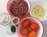 Foto langkah ke 1 dari resep Sop Tomat Isi Daging.