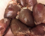 Foto del paso 1 de la receta: Corazones de pavo o pollo en salsa