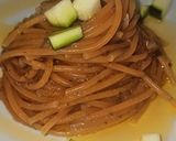 Foto del paso 6 de la receta Espaguetis de ajo y guindilla con salsa de champiñones y crujiente de calabacín