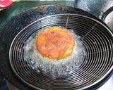 A picture of step 6 of Tri colour aloo tikki with white matar.