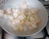 Foto del paso 1 de la receta: Espinacas a la crema con gambas rápida