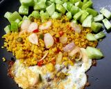รูปขั้นตอนการทำที่ 4 ของ ข้าวผัดไข่แดง ไข่ขาวกรอบ พริกน้ำปลา Yolk Fried Rice Crispy White