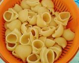 Foto del paso 2 de la receta Galets o lumaconi con salsa de setas variadas y frutos secos