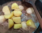 Foto langkah ke 4 dari resep Semur Daging Sapi, Telur dan Kentang.