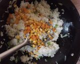 Foto langkah ke 5 dari resep Nasi Goreng Pelangi.