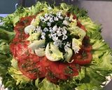 Une image de l'étape 11 de Salade reine des glaces aux tomates roses, oignons nouveaux et fleurs d'ail du jardin.
