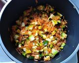 Foto del paso 1 de la receta: Churrascos de pollo con verduras salteadas y huevo