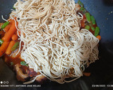 Foto del paso 3 de la receta: Udon con pulpo, zanahoria y espárragos