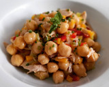 Foto del paso 7 de la receta: Ensalada de garbanzos, pimientos y pollo confitado
