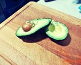 Foto del paso 2 de la receta: Tostada integral con queso, aguacate y salsa atascaburras