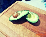 Foto del paso 2 de la receta: Tostada integral con queso, aguacate y salsa atascaburras