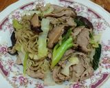 รูปขั้นตอนการทำที่ 8 ของ บะหมี่ผักผัดหมูสไลซ์