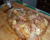 Foto del paso 4 de la receta: Muslos de pollo adobados al horno