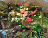 Foto langkah ke 3 dari resep Kerang hijau pedas.