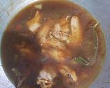 Foto langkah ke 3 dari resep Tumis sayap ayam jamur kancing berkuah.